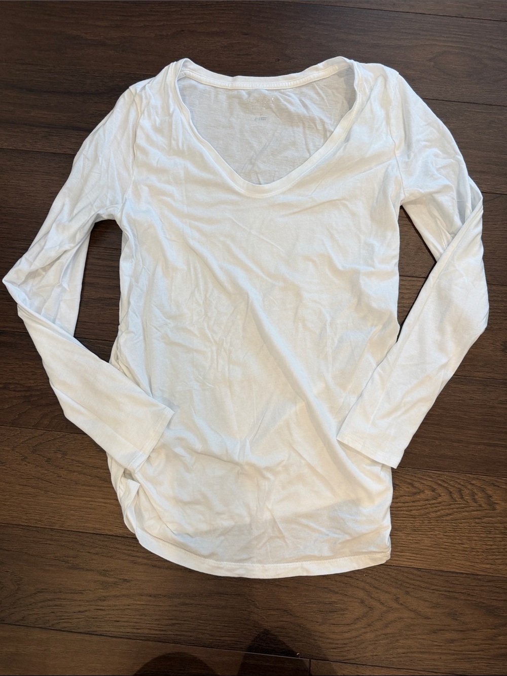 Isabelle by Ingrid & Isabel White Long Sleeve Maternity V-Neck Medium - C11-253